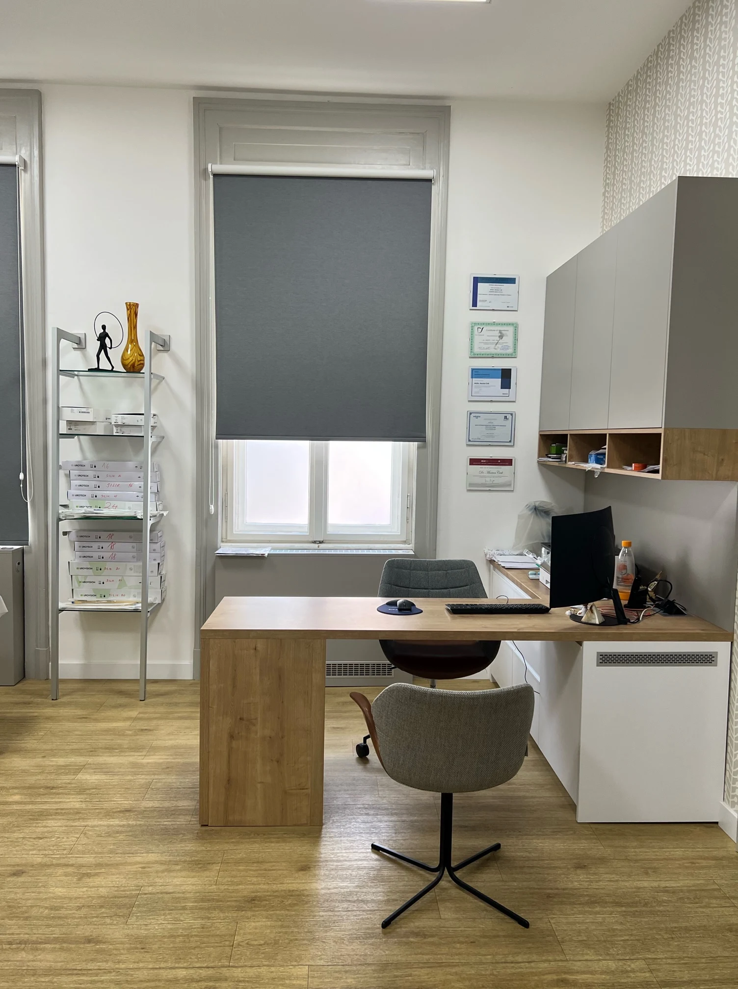 Konzultačná časť ambulancie MUDr. Mariána Cvika s certifikátmi na stene